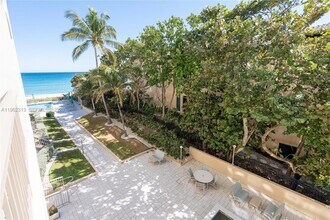 1021 Hillsboro Mile, Unit 204 in Hillsboro Beach, FL - Foto de edificio - Building Photo