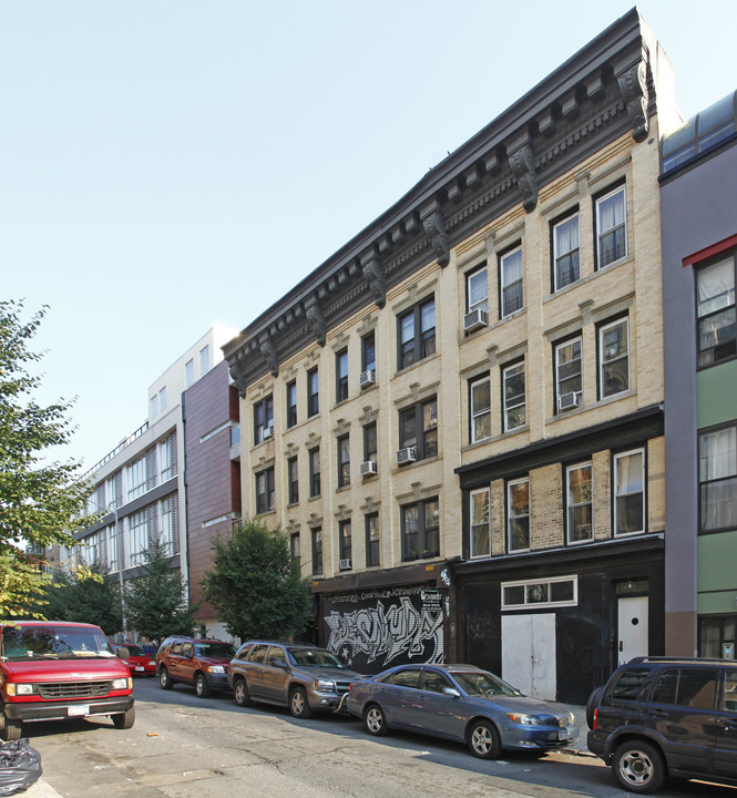 221 S 1st St in Brooklyn, NY - Building Photo