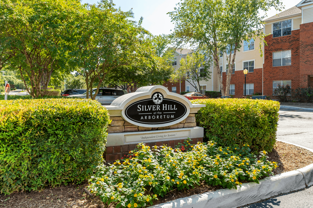 Silver Hill at Arboretum Apartments in Newport News, VA - Foto de edificio