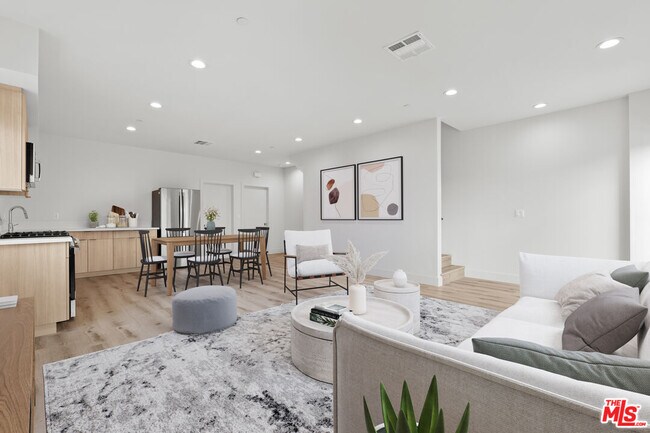 6941 1/2 Simpson Ave in Los Angeles, CA - Building Photo - Building Photo