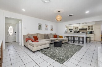 2404 Crestview Cir in Irving, TX - Foto de edificio - Building Photo