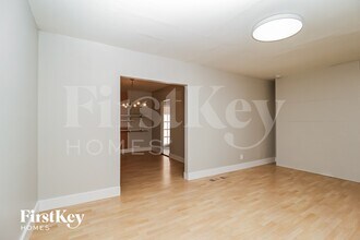 2081 Glenwood Ave SE in Atlanta, GA - Foto de edificio - Building Photo