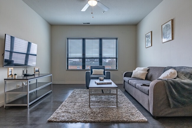 112 E. Green St by Bankier Apartments in Champaign, IL - Foto de edificio - Building Photo