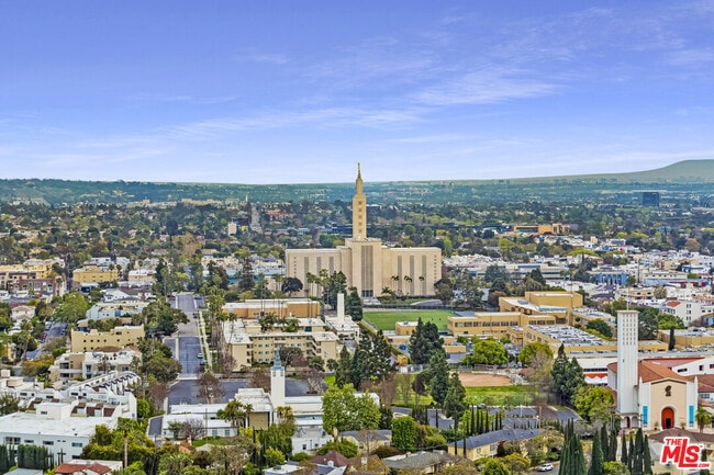 10776 Wilshire Blvd in Los Angeles, CA - Building Photo - Building Photo
