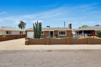 2411 W Cheery Lynn Rd in Phoenix, AZ - Building Photo - Building Photo
