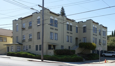 690 Montclair Ave in Oakland, CA - Building Photo - Building Photo