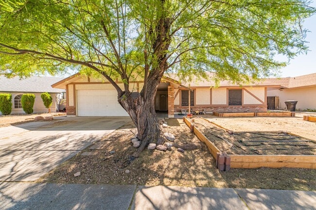 property at 828 N Quail Cir