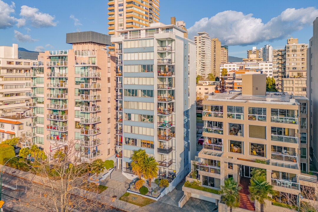 Oceanaire Apartments in Vancouver, BC - Building Photo