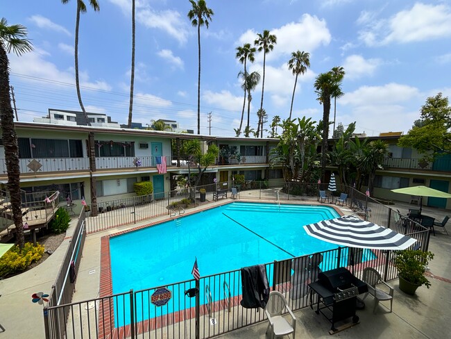 Tahitian Village Apartments in Reseda, CA - Foto de edificio - Building Photo