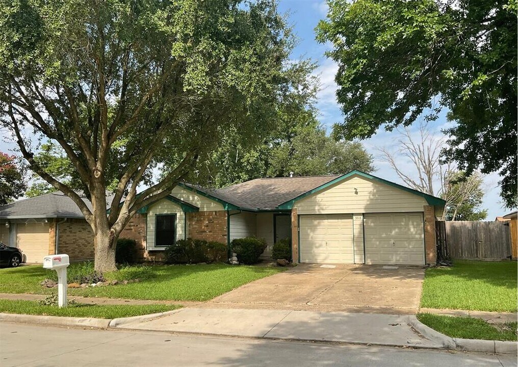 3919 Willmont Rd in La Porte, TX - Building Photo