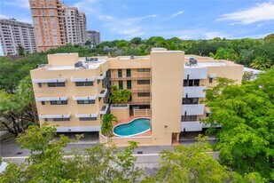 525 Coral Wy in Coral Gables, FL - Building Photo
