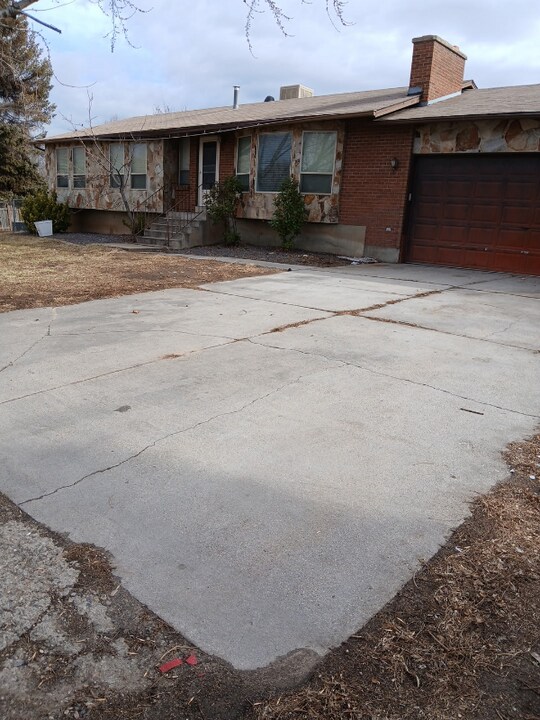 5782 S 3500 W in Roy, UT - Building Photo