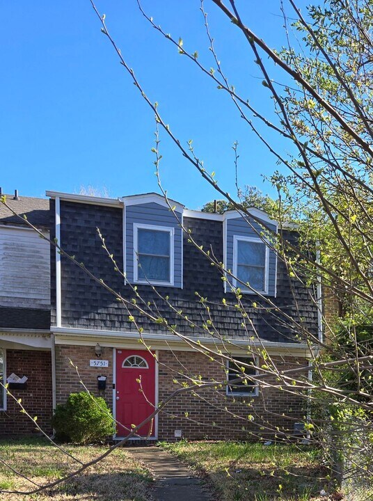 5751 W Hastings Arch in Virginia Beach, VA - Building Photo