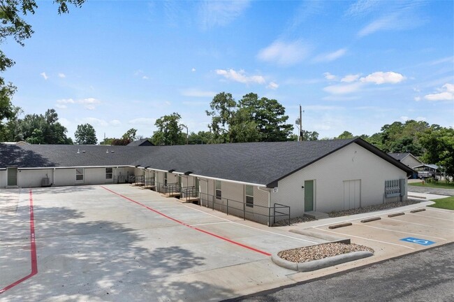 316 W 7th St, Unit 103 in Mount Pleasant, TX - Building Photo - Building Photo