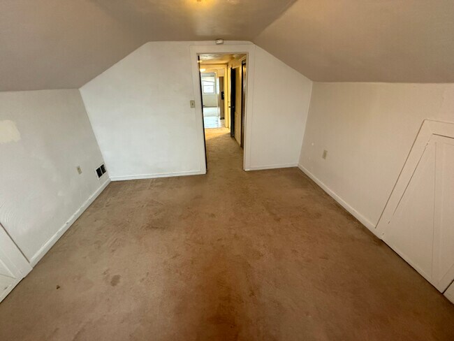 405 Hillis St, Unit Apt B in Youngwood, PA - Building Photo - Building Photo