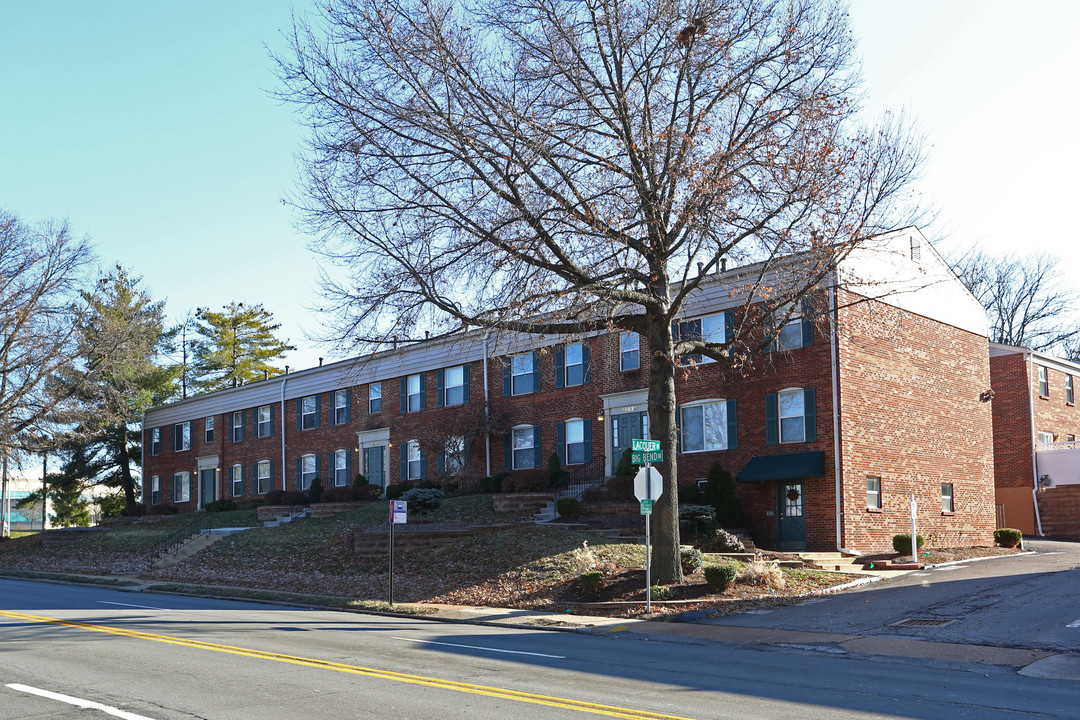 Kirkwood Manor Place in Kirkwood, MO - Building Photo