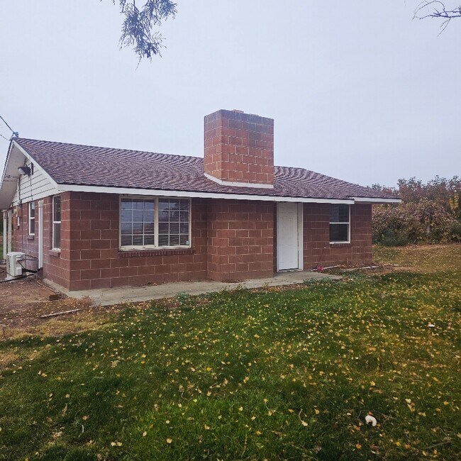 231 Nass Rd in Granger, WA - Building Photo - Building Photo