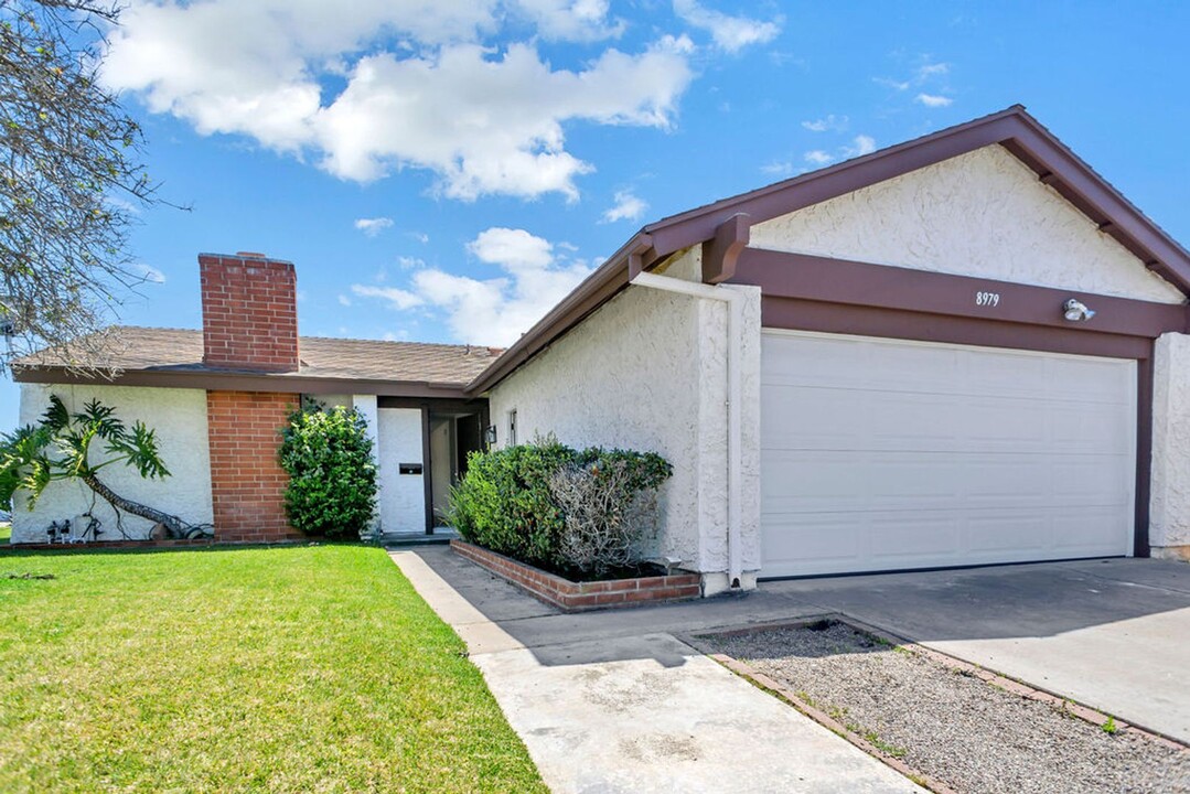 8979 Canis Ln in San Diego, CA - Building Photo