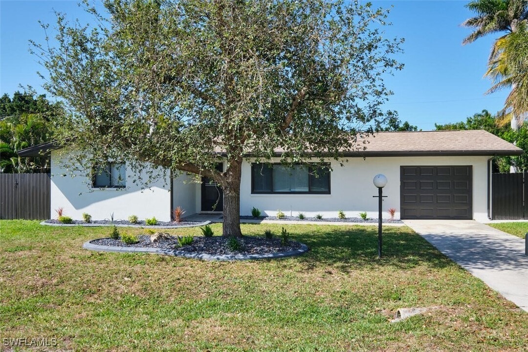 5218 Elm Ct in Cape Coral, FL - Foto de edificio