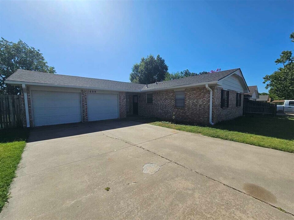 1609 NW 79th St in Lawton, OK - Building Photo