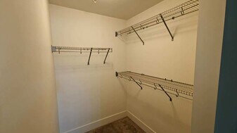 510 Edmonton Trl in Calgary, AB - Building Photo