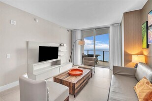 4111 S Ocean Dr in Hollywood, FL - Building Photo