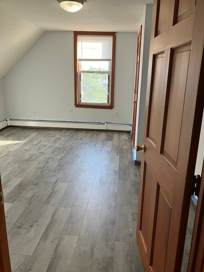 229 University Ave, Unit third floor in Lowell, MA - Building Photo - Building Photo