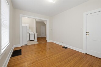 5334 E Washington St in Indianapolis, IN - Foto de edificio - Building Photo