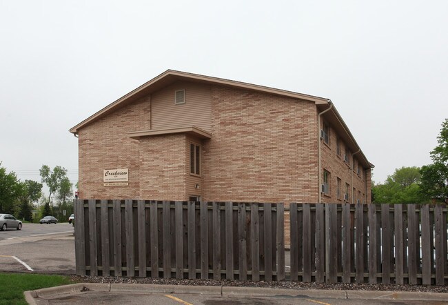 Creekview Apartments in Hopkins, MN - Foto de edificio - Building Photo