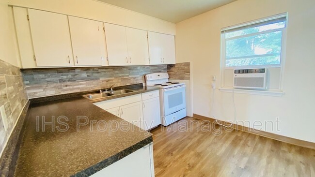 223 E 15th Ave in Kennewick, WA - Foto de edificio - Building Photo