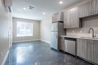 Insley Apartments in Portland, OR - Building Photo - Interior Photo