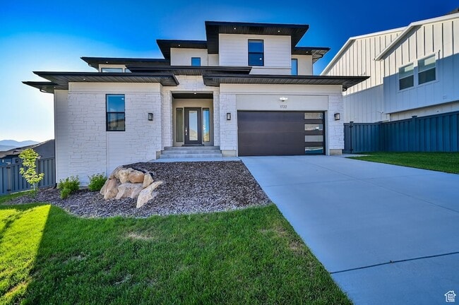 property at 1722 Oakridge Cir