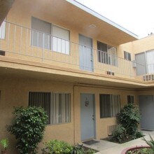 Amigo Apartments in Northridge, CA - Building Photo - Building Photo