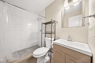 123 Lido Cir-Unit -123 Lido Cir #3 Master in Sacramento, CA - Building Photo - Building Photo