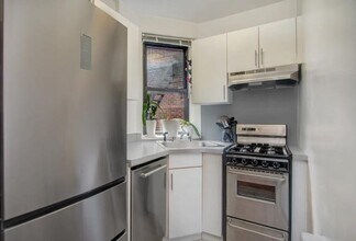 54 E 8th St in New York, NY - Building Photo - Building Photo