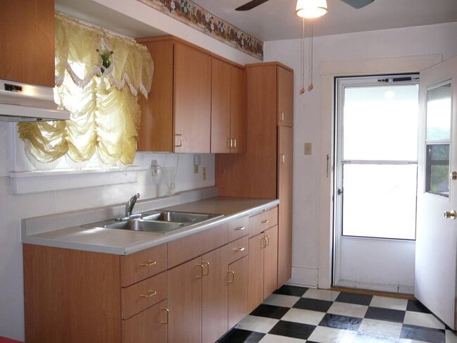 1715 Woodmont Ave in New Kensington, PA - Building Photo - Building Photo