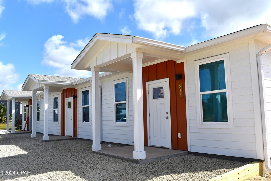 316 Hatley Dr in Mexico Beach, FL - Foto de edificio