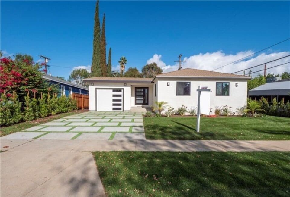 17601 Rhoda St in Encino, CA - Building Photo