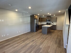 888 Eaden St in Woodburn, OR - Foto de edificio - Building Photo