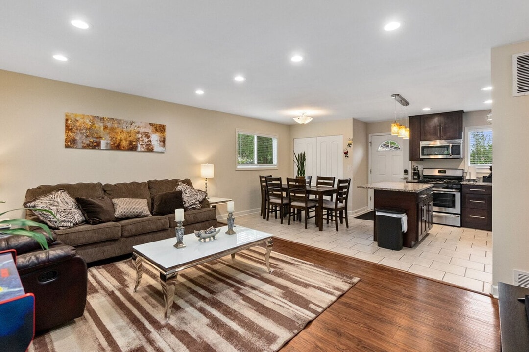 901 W Dundee Rd in Wheeling, IL - Building Photo