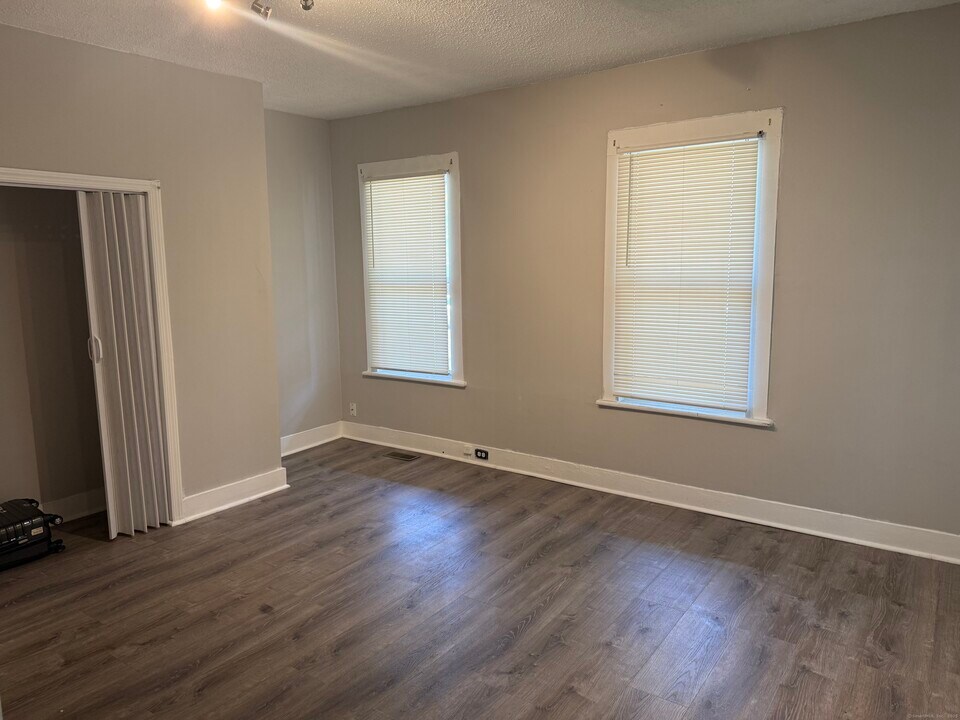 880 Connecticut Ave in Bridgeport, CT - Building Photo