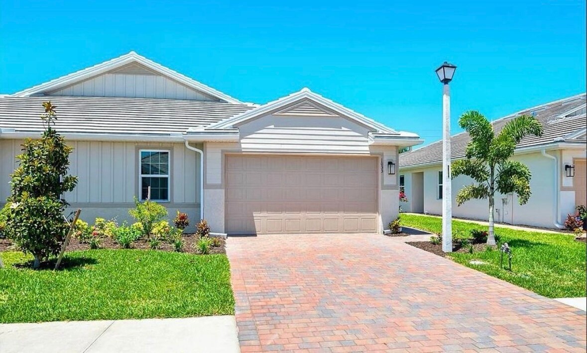 1033 Tranquil Brk Dr in Naples, FL - Building Photo