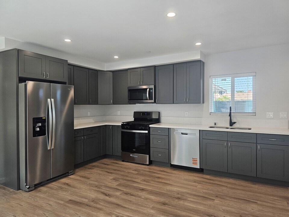 10620 Kester Ave in Los Angeles, CA - Building Photo
