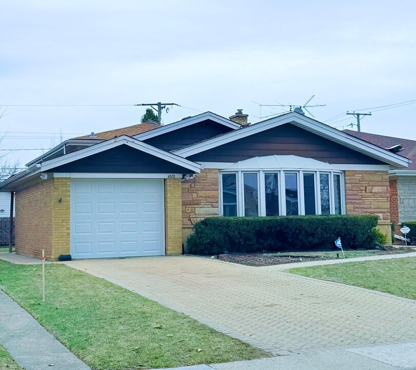 4820 W Sherwin Ave in Lincolnwood, IL - Building Photo