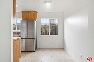 6616 Sylmar Ave in Los Angeles, CA - Building Photo - Building Photo