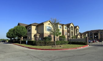 The Oakmoor in Houston, TX - Building Photo