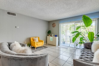 Clear Lake Palms in West Palm Beach, FL - Building Photo - Interior Photo