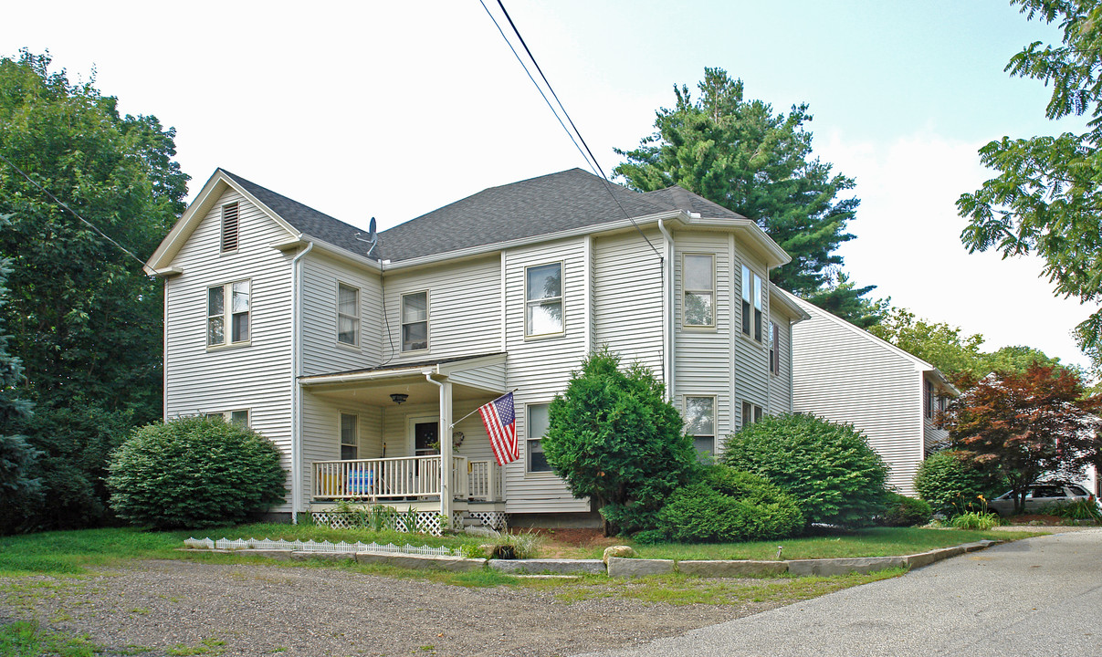 98 Amherst St in Milford, NH - Foto de edificio