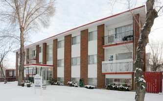 Hollycrest Manor in Edmonton, AB - Building Photo