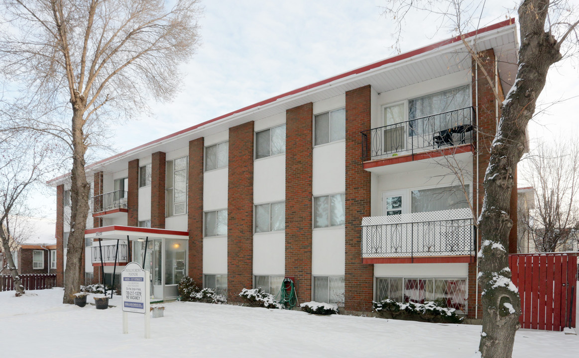 Hollycrest Manor in Edmonton, AB - Building Photo